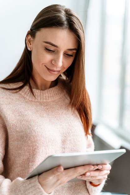 Portrait jeune femme d'affaires avec tablette