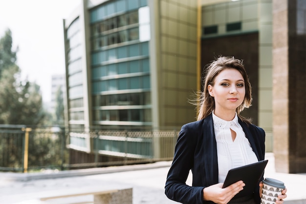 Portrait, De, Jeune Femme Affaires, Tenue, Tablette Numérique, Et, Emporter, Tasse Café, Dehors