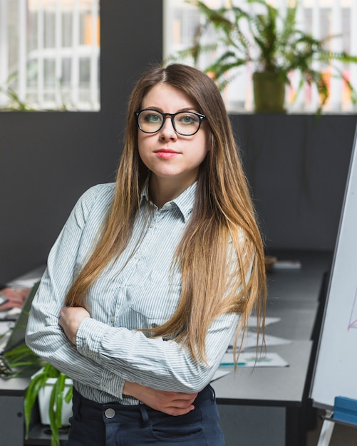 Photo gratuite portrait d'une jeune femme d'affaires