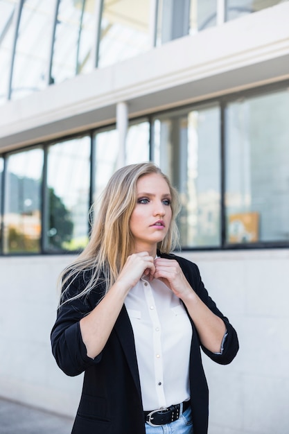 Portrait d&#39;une jeune femme d&#39;affaires