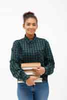 Photo gratuite portrait de jeune femme africaine avec des livres sur blanc.