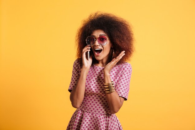 Portrait d'une jeune femme afro-américaine excitée