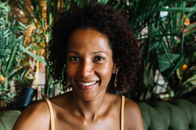 Photo gratuite portrait de jeune femme afro-américaine souriante