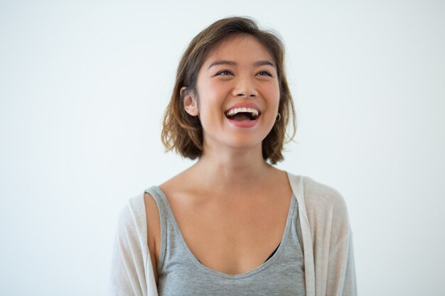 Portrait de jeune femme asiatique qui rit