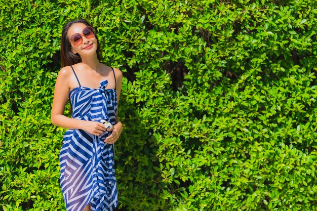 Portrait jeune femme asiatique sourire heureux se détendre dans le jardin