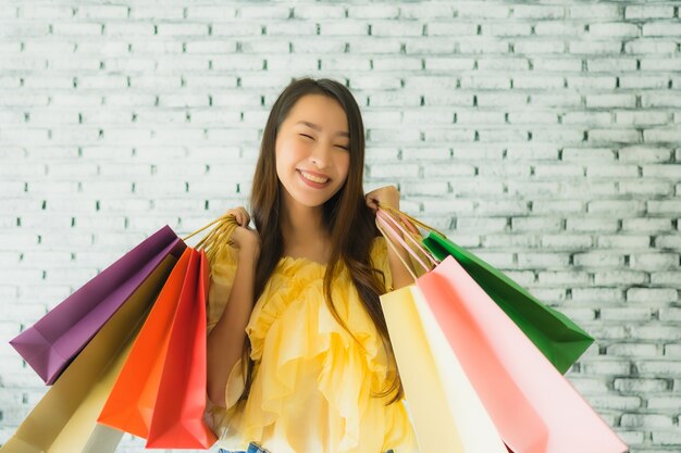 Portrait, jeune, femme asiatique, tenue, coloré, sac à provisions