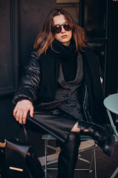 Portrait De Jeune Femme Assise Au Café