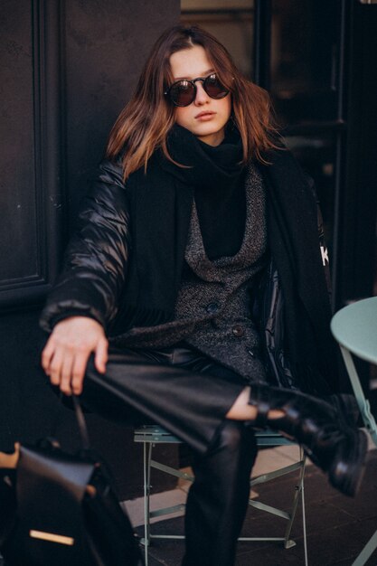 Portrait de jeune femme assise au café