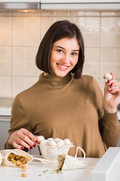 Portrait de jeune femme aux champignons