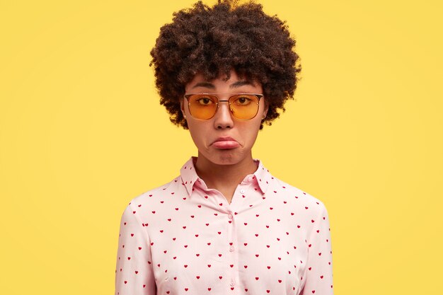 Portrait de jeune femme aux cheveux bouclés