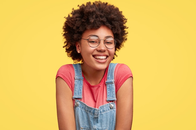 Portrait de jeune femme aux cheveux bouclés