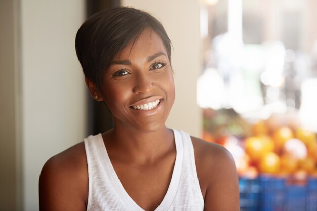 Portrait de jeune femme aux cheveux courts