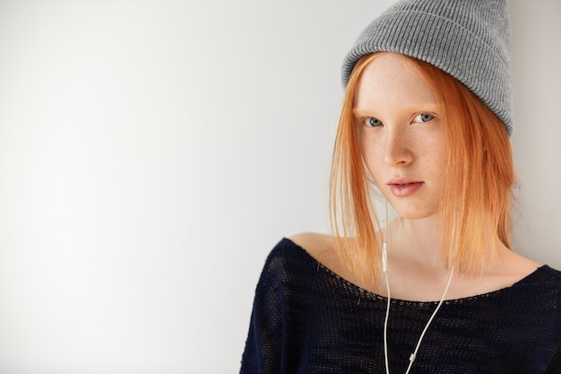 Portrait de jeune femme aux cheveux roux avec un casque