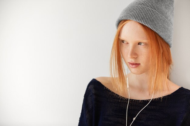 Portrait de jeune femme aux cheveux roux avec un casque
