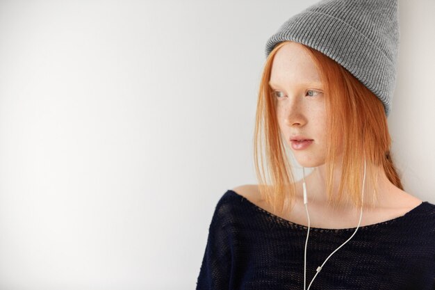 Portrait de jeune femme aux cheveux roux avec un casque