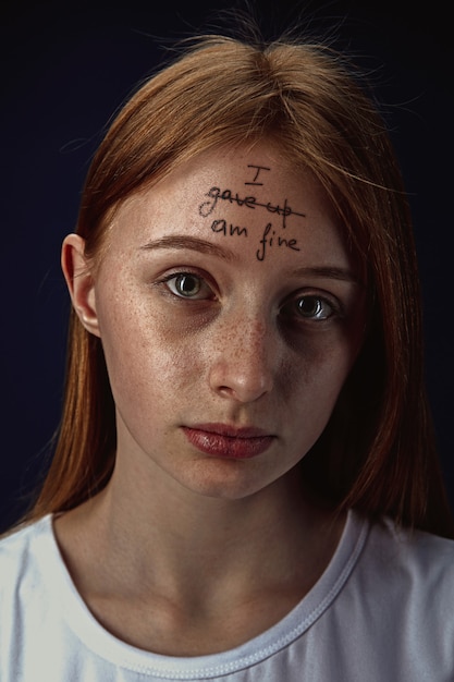 Photo gratuite portrait de jeune femme ayant des problèmes de santé mentale