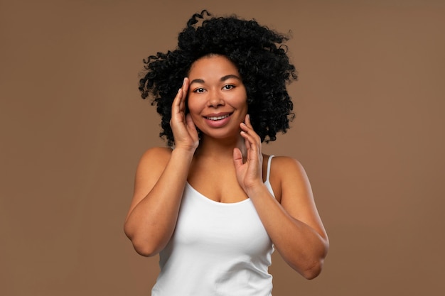 Portrait de jeune femme à la beauté naturelle