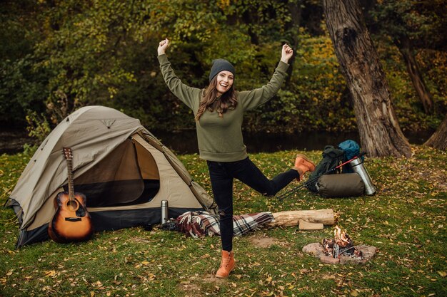 Portrait de jeune femme belle en forêt sur sa tenue de touriste