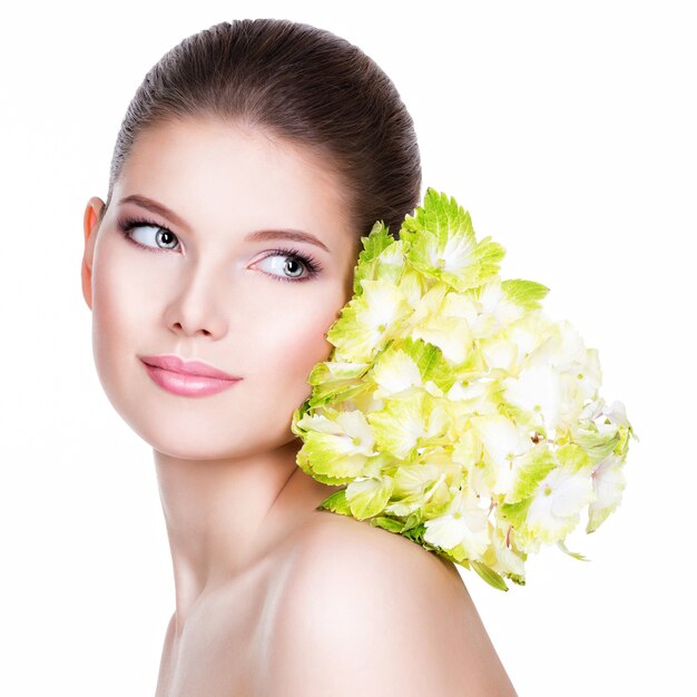 Portrait de jeune femme belle avec une peau propre et saine