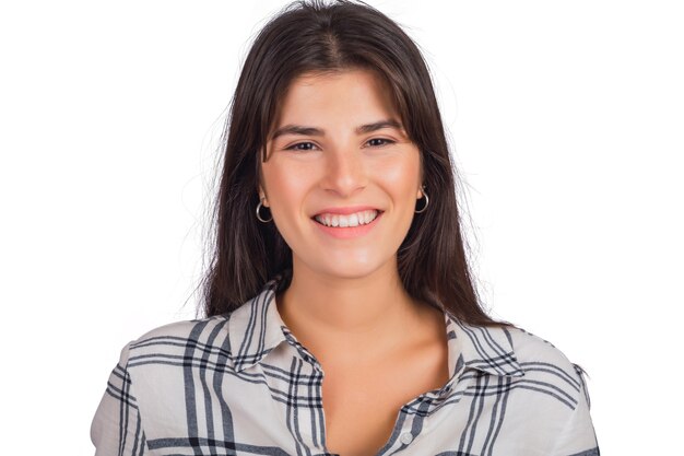 Portrait de jeune femme belle à la recherche et souriant.