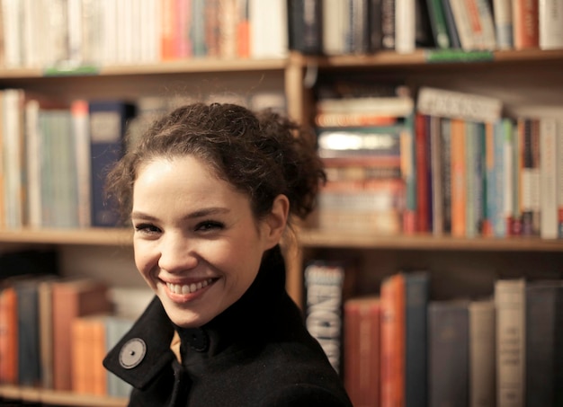 Photo gratuite portrait de jeune femme à la bibliothèque