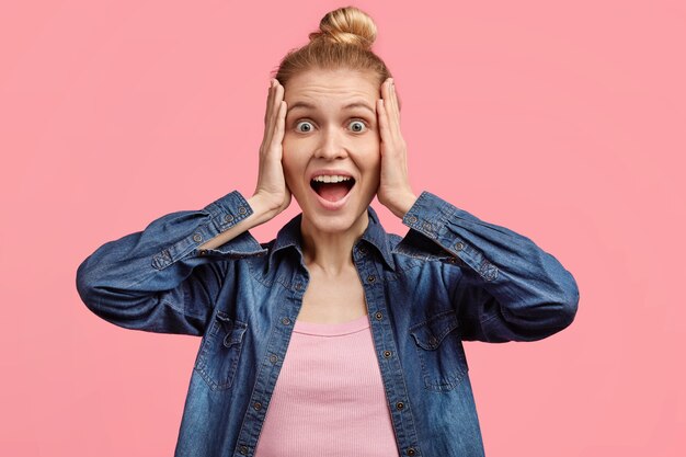 Portrait de jeune femme blonde aux cheveux en chignon