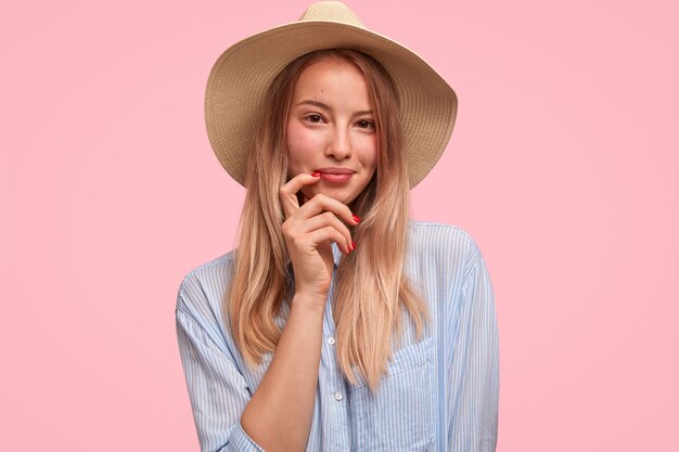 Portrait de jeune femme blonde avec chapeau