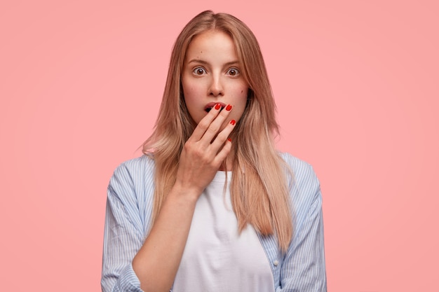 Portrait de jeune femme blonde avec chemise rayée