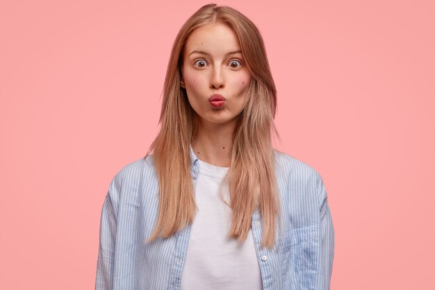 Portrait de jeune femme blonde avec chemise rayée