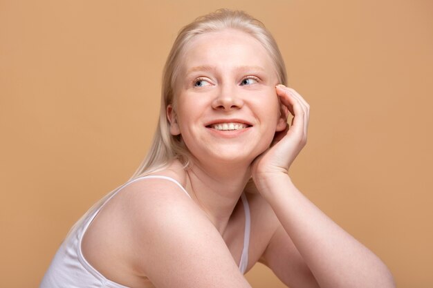 Portrait de jeune femme blonde modèle