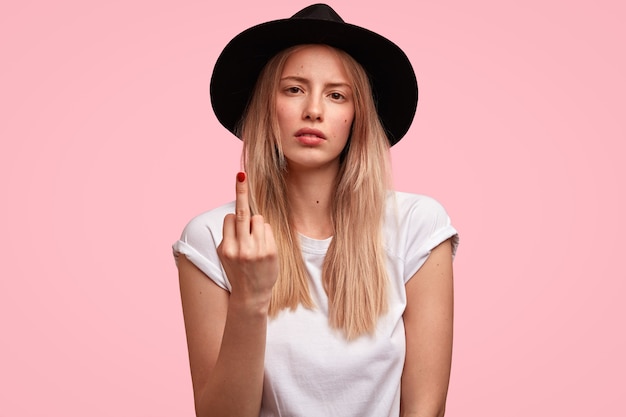 Portrait de jeune femme blonde portant un grand chapeau