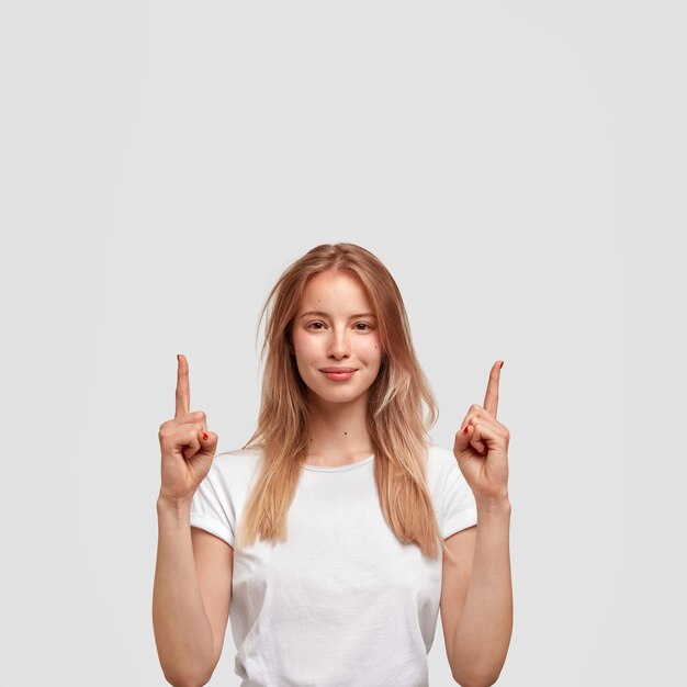 Portrait de jeune femme blonde en t-shirt blanc