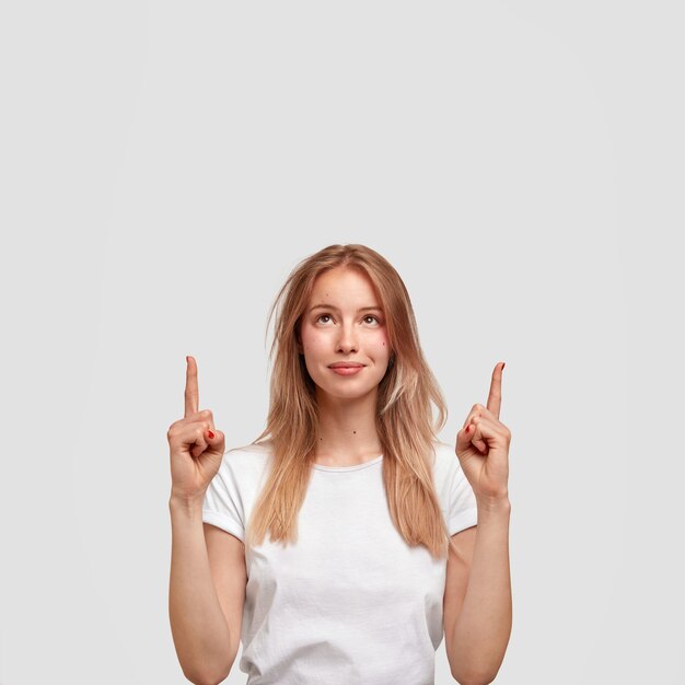 Portrait de jeune femme blonde en t-shirt blanc