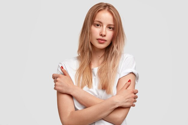 Portrait de jeune femme blonde en t-shirt blanc