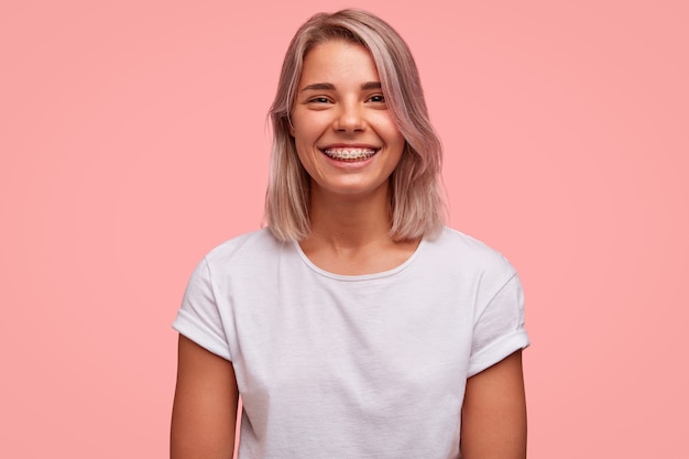 Portrait de jeune femme blonde