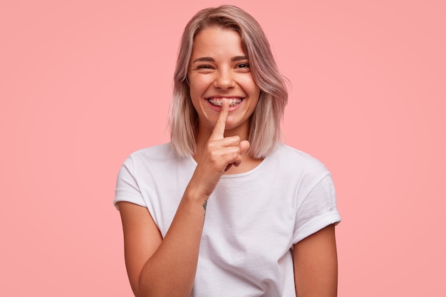 Portrait de jeune femme blonde