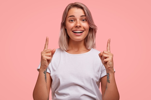 Portrait de jeune femme blonde