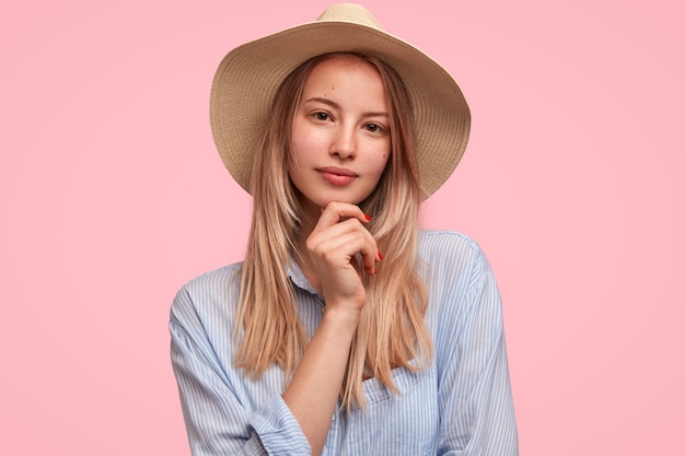 Portrait de jeune femme blonde