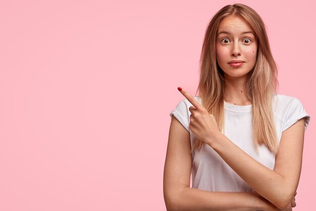 Portrait de jeune femme blonde