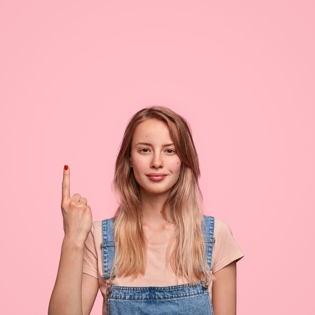 Portrait de jeune femme blonde