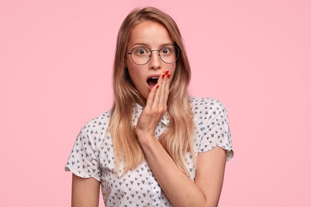 Portrait de jeune femme blonde