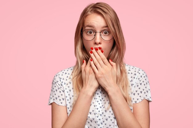 Portrait de jeune femme blonde