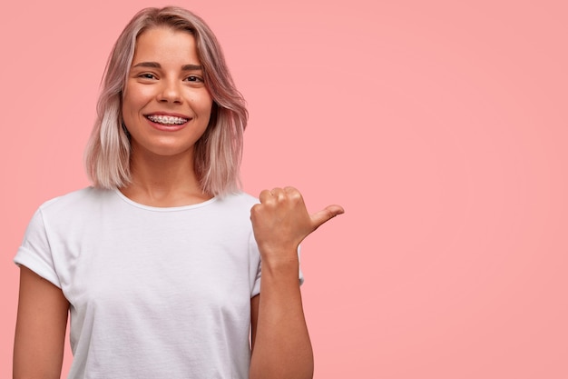 Portrait de jeune femme blonde