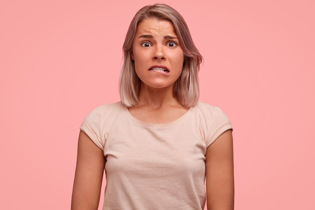 Portrait de jeune femme blonde