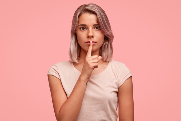 Portrait de jeune femme blonde