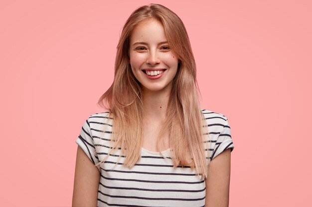 Portrait de jeune femme blonde