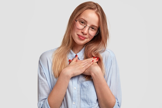 Portrait de jeune femme blonde