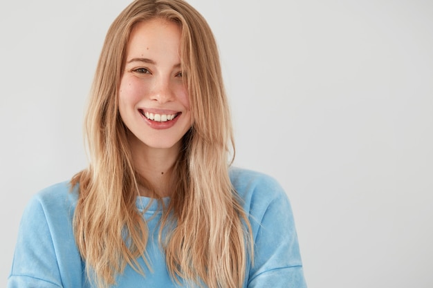 Portrait de jeune femme blonde