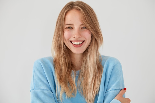 Portrait de jeune femme blonde