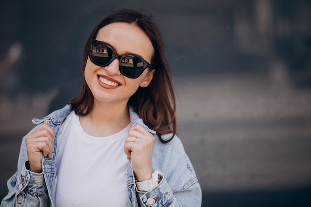 Portrait d'une jeune femme en bonne santé dans la ville